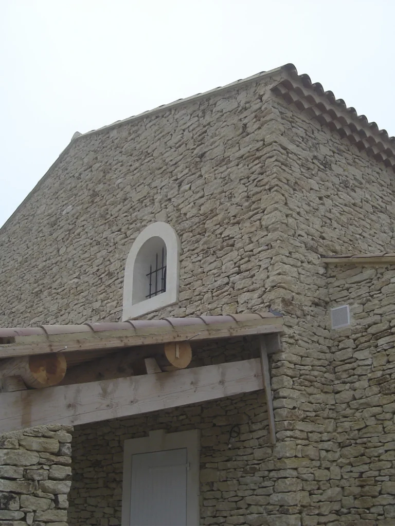 Façade de maison avec habillage en pierre naturelle en Provence