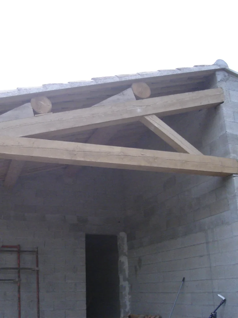 Charpente en bois sous toiture lors d'un chantier de rénovation