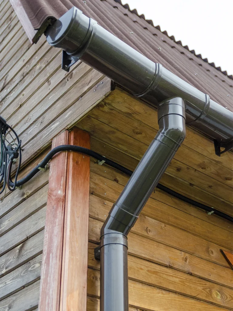 Nettoyage de gouttières pour assurer l'évacuation des eaux de pluie