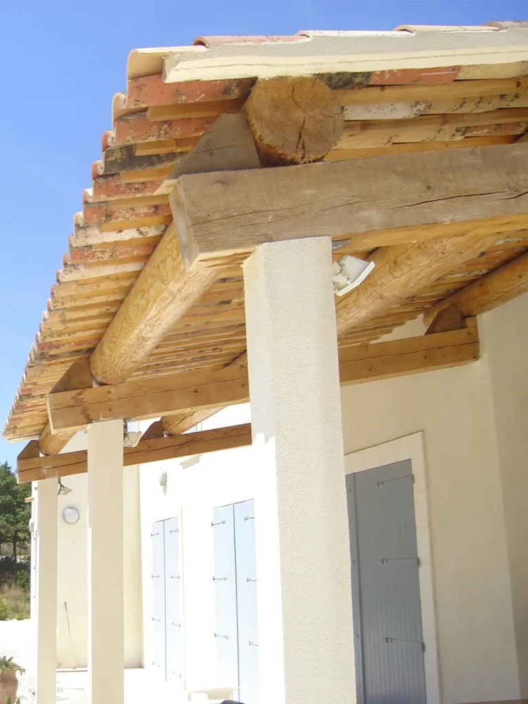Traitement des tuiles d'une toiture dans le Vaucluse